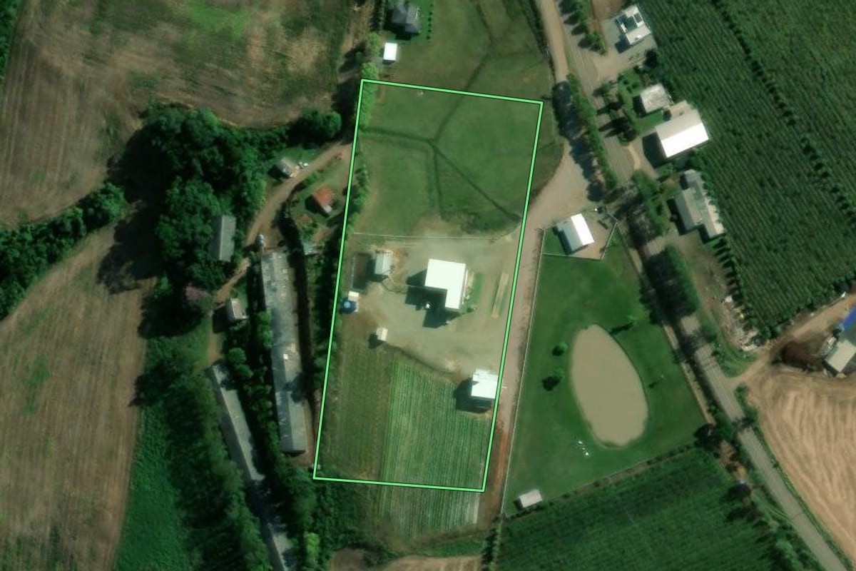 Imagem de satélite do imóvel rural em Dois Lajeados (RS), com o contorno declarado no CAR desenhado por cima.