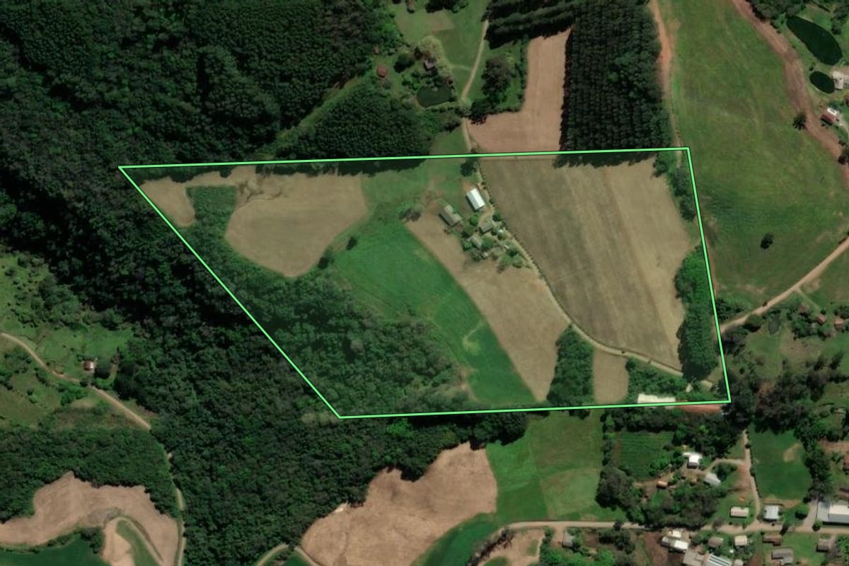 Imagem de satélite do imóvel rural em Dois Lajeados (RS), com o contorno declarado no CAR desenhado por cima.