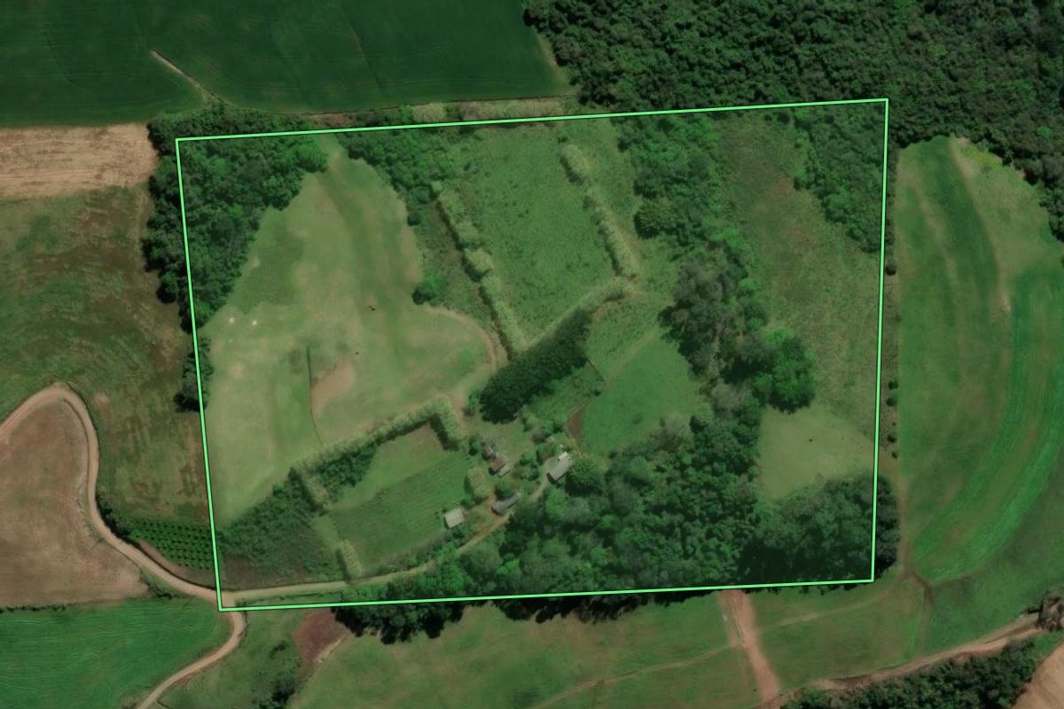 Imagem de satélite do imóvel rural em Dois Lajeados (RS), com o contorno declarado no CAR desenhado por cima.