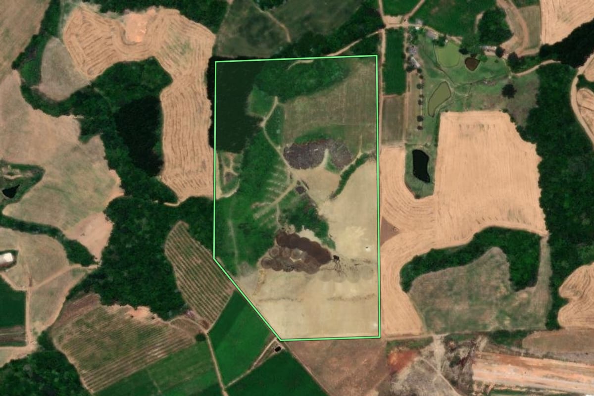 Imagem de satélite do imóvel rural em Dois Lajeados (RS), com o contorno declarado no CAR desenhado por cima.