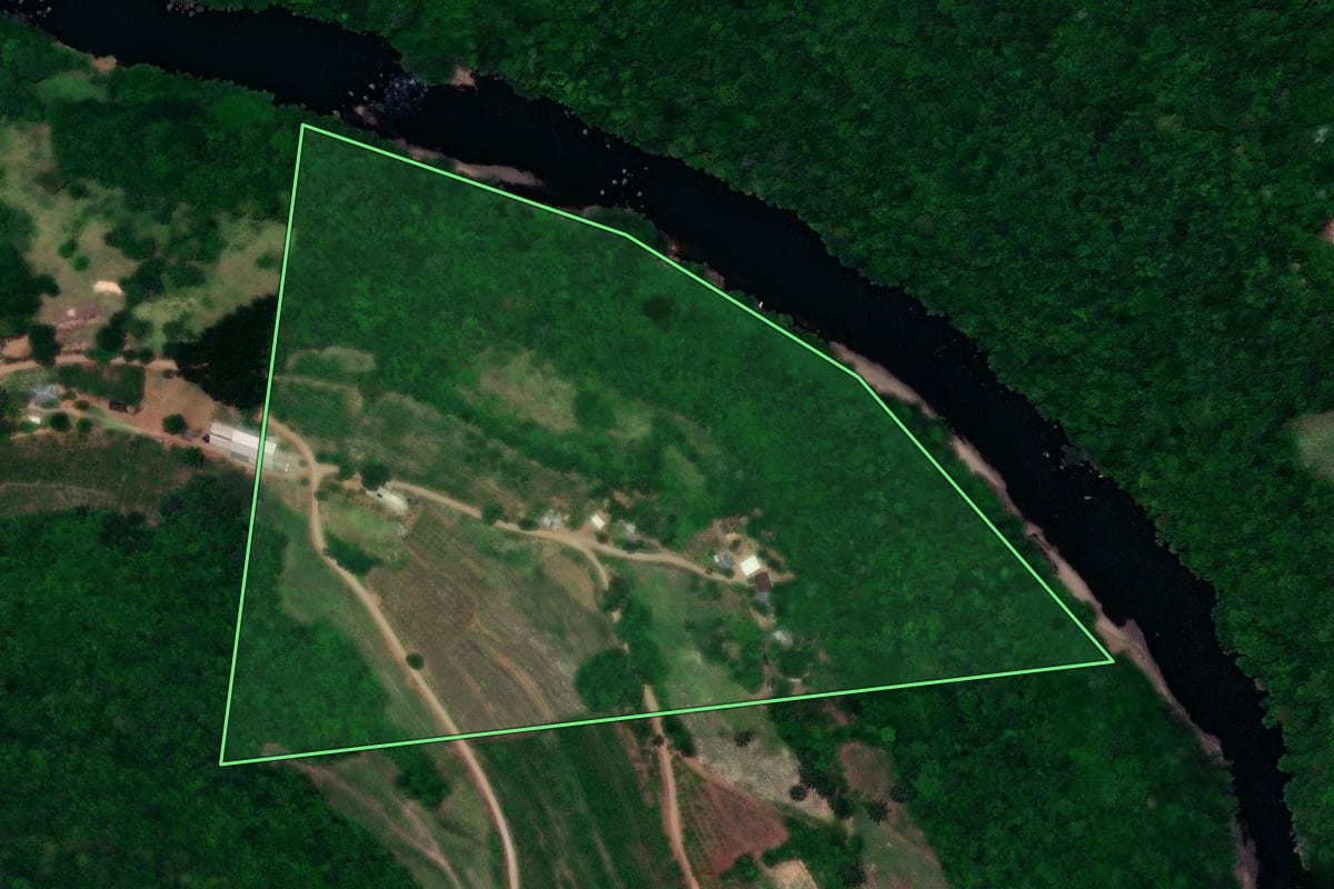 Imagem de satélite do imóvel rural em Dois Lajeados (RS), com o contorno declarado no CAR desenhado por cima.