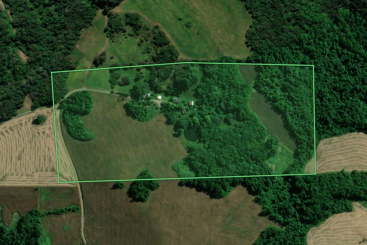Imagem de satélite do imóvel rural em Dois Lajeados (RS), com o contorno declarado no CAR desenhado por cima.