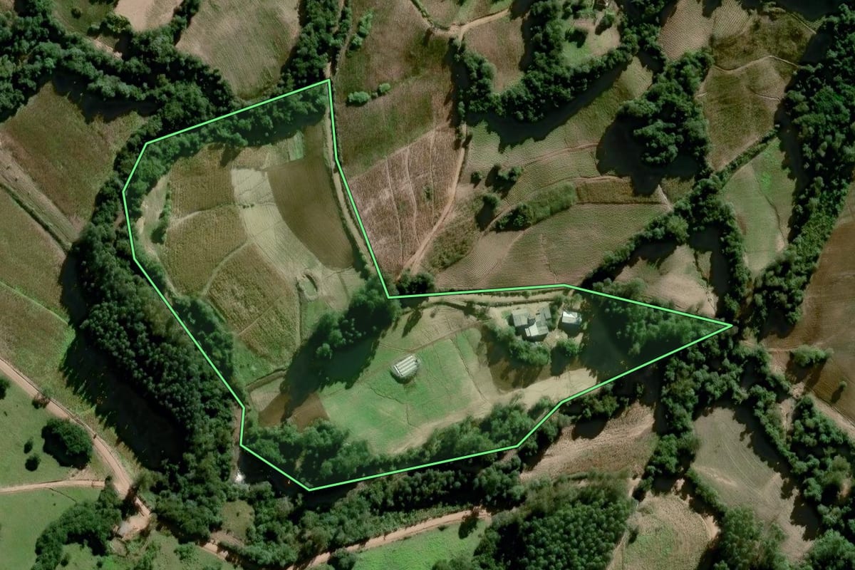 Imagem de satélite do imóvel rural em Dom Feliciano (RS), com o contorno declarado no CAR desenhado por cima.