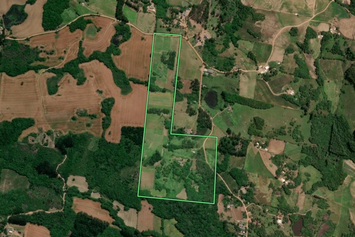 Imagem de satélite do imóvel rural em Dom Feliciano (RS), com o contorno declarado no CAR desenhado por cima.