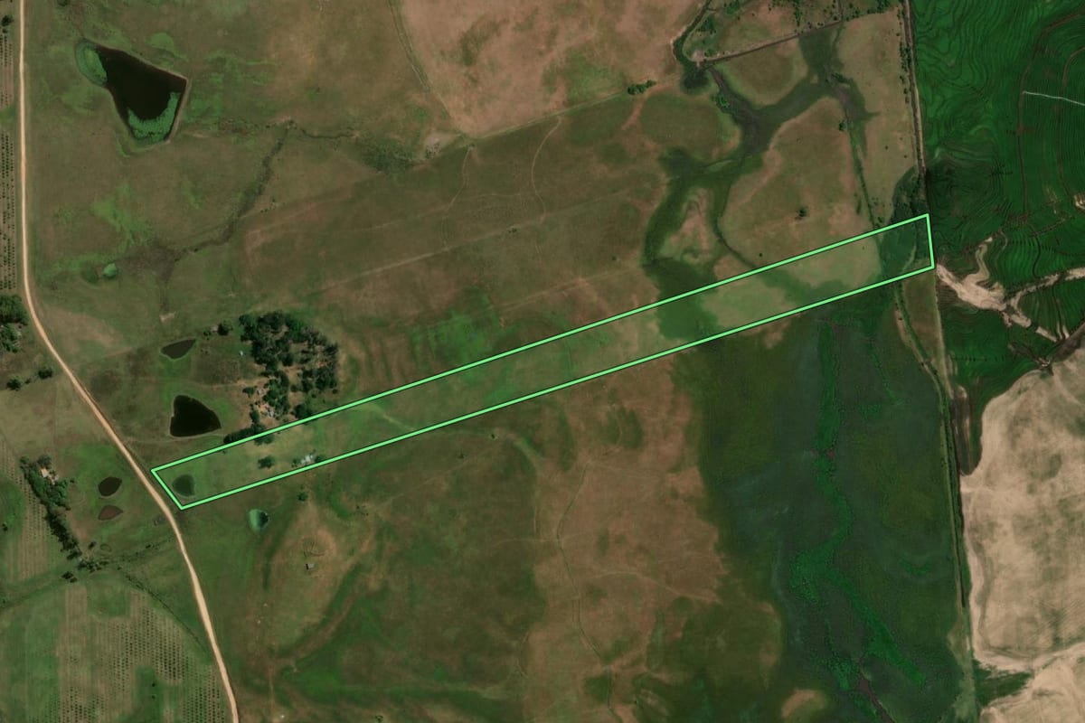 Imagem de satélite do imóvel rural em Dom Pedrito (RS), com o contorno declarado no CAR desenhado por cima.