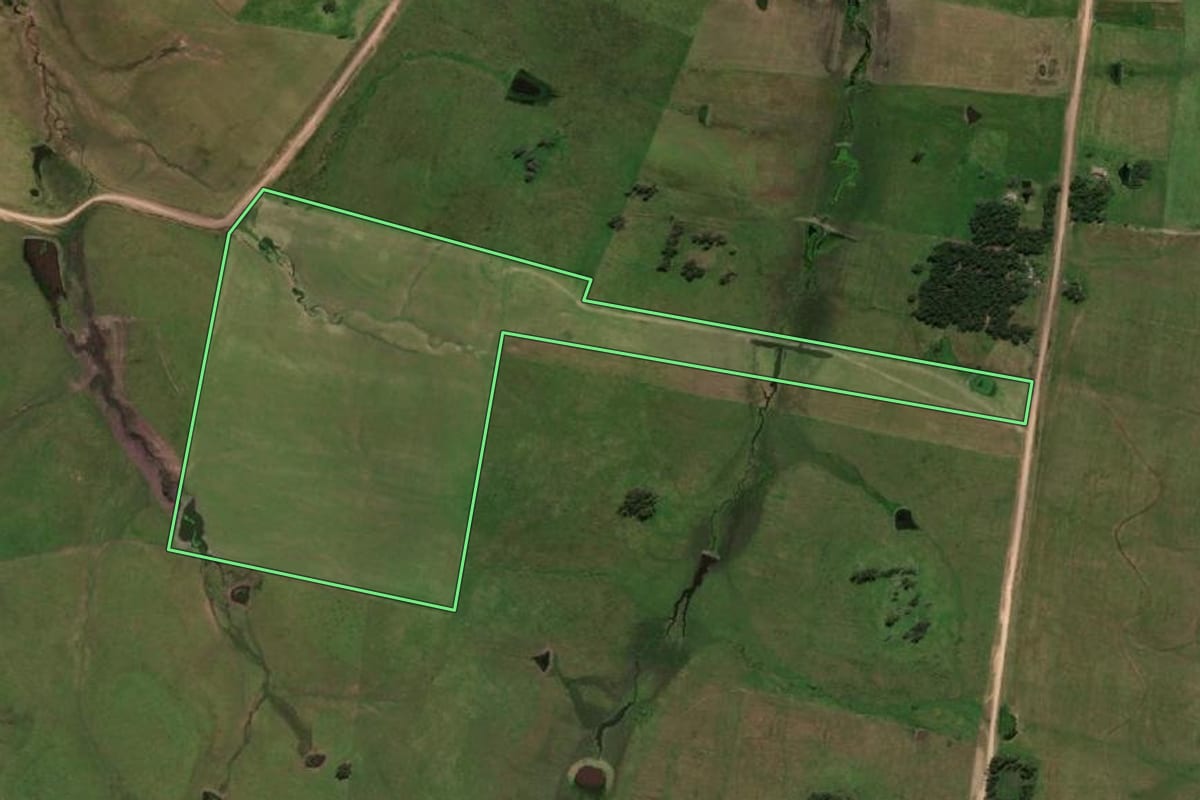 Imagem de satélite do imóvel rural em Dom Pedrito (RS), com o contorno declarado no CAR desenhado por cima.