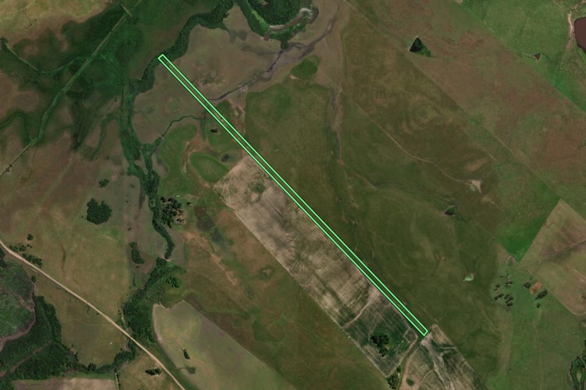 Imagem de satélite do imóvel rural em Dom Pedrito (RS), com o contorno declarado no CAR desenhado por cima.