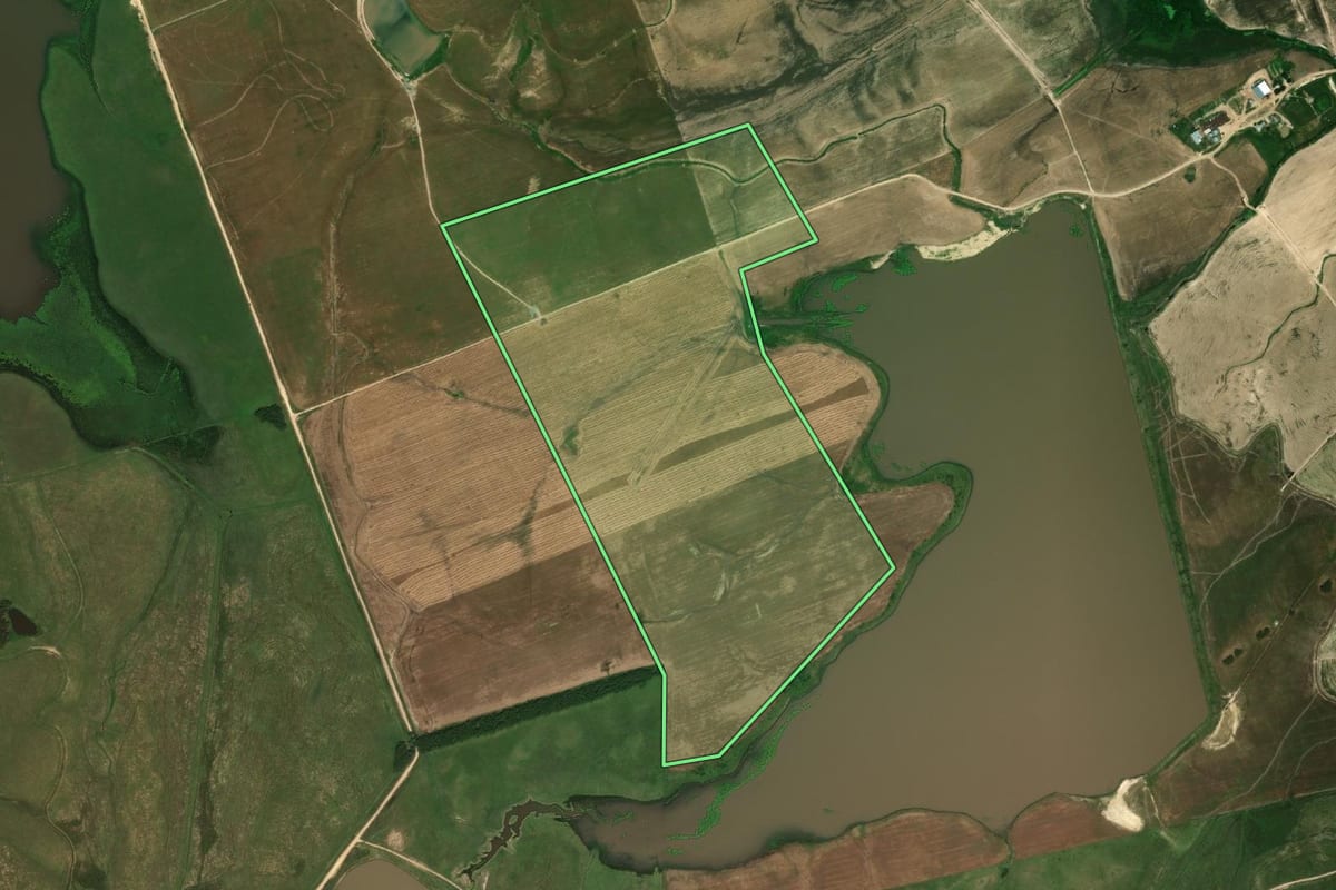 Imagem de satélite do imóvel rural em Dom Pedrito (RS), com o contorno declarado no CAR desenhado por cima.