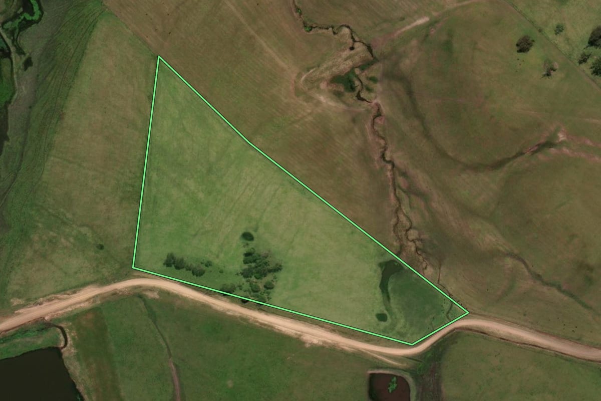 Imagem de satélite do imóvel rural em Dom Pedrito (RS), com o contorno declarado no CAR desenhado por cima.