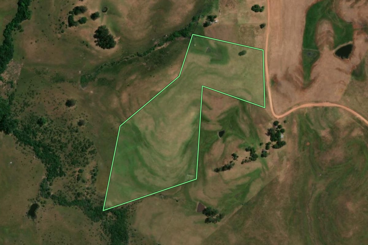 Imagem de satélite do imóvel rural em Dom Pedrito (RS), com o contorno declarado no CAR desenhado por cima.