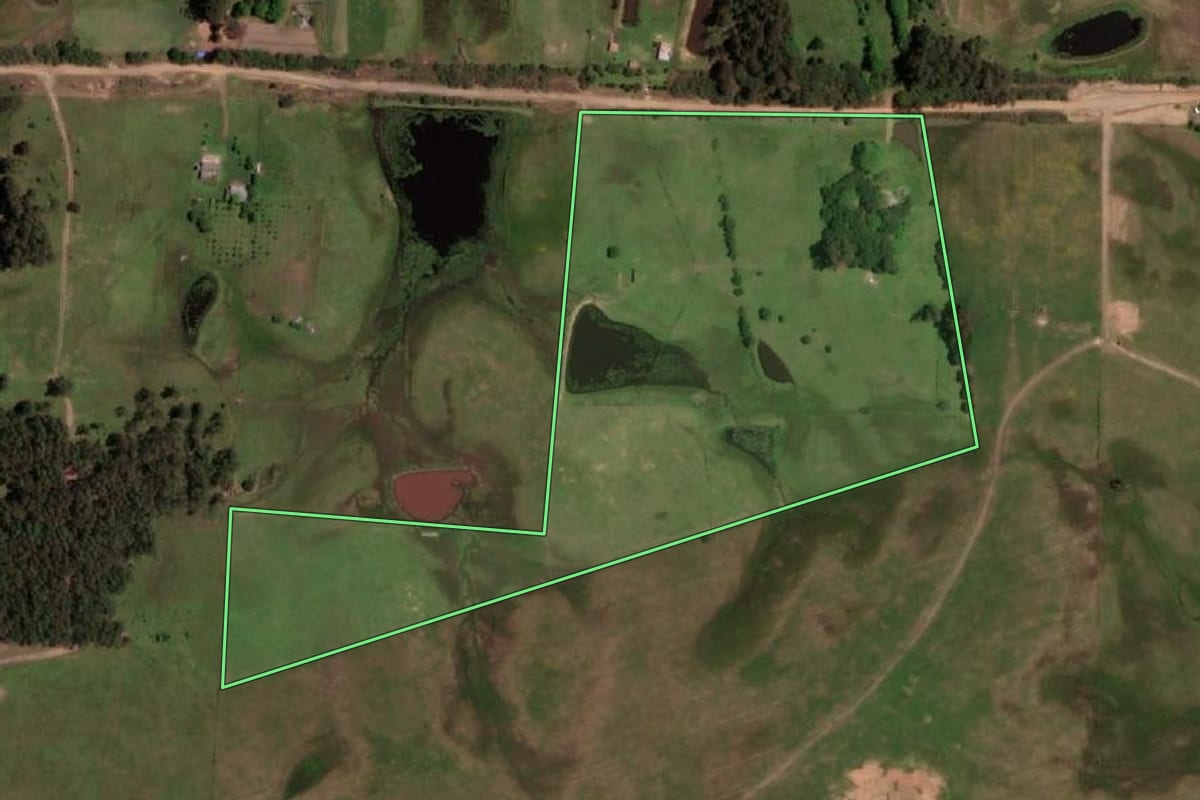 Imagem de satélite do imóvel rural em Dom Pedrito (RS), com o contorno declarado no CAR desenhado por cima.
