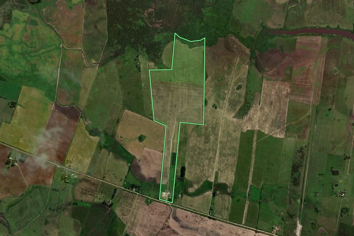 Imagem de satélite do imóvel rural em Dom Pedrito (RS), com o contorno declarado no CAR desenhado por cima.