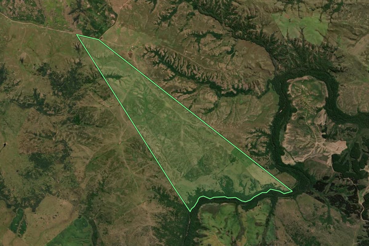 Imagem de satélite do imóvel rural em Dom Pedrito (RS), com o contorno declarado no CAR desenhado por cima.