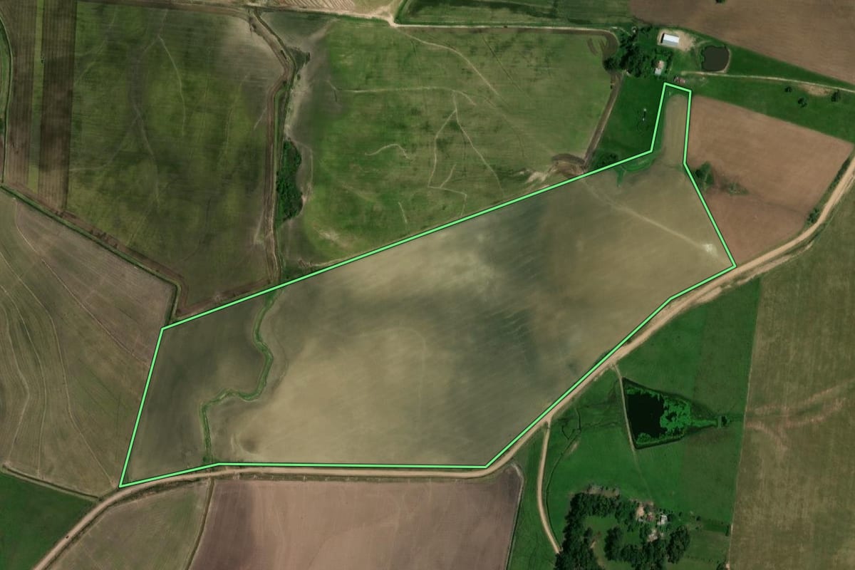 Imagem de satélite do imóvel rural em Dom Pedrito (RS), com o contorno declarado no CAR desenhado por cima.