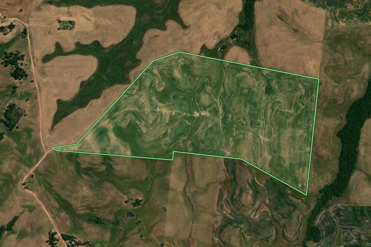 Imagem de satélite do imóvel rural em Dom Pedrito (RS), com o contorno declarado no CAR desenhado por cima.