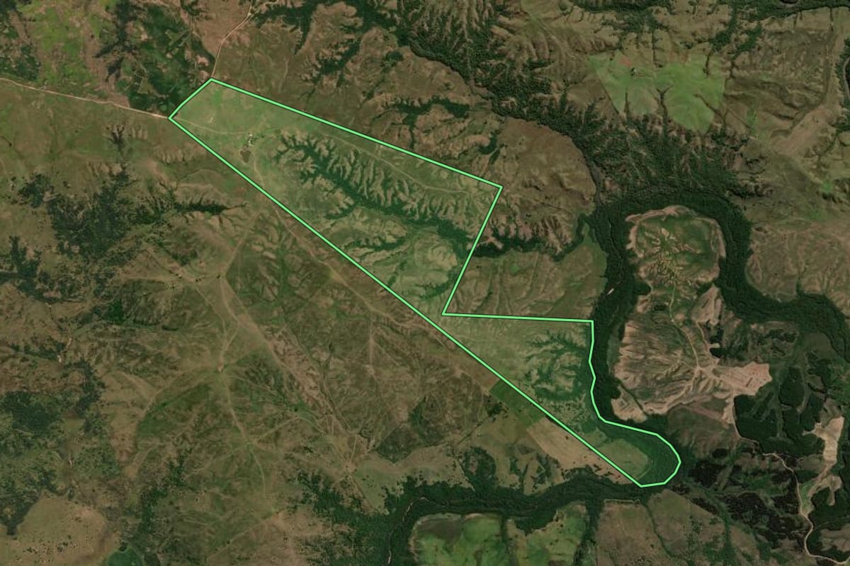 Imagem de satélite do imóvel rural em Dom Pedrito (RS), com o contorno declarado no CAR desenhado por cima.