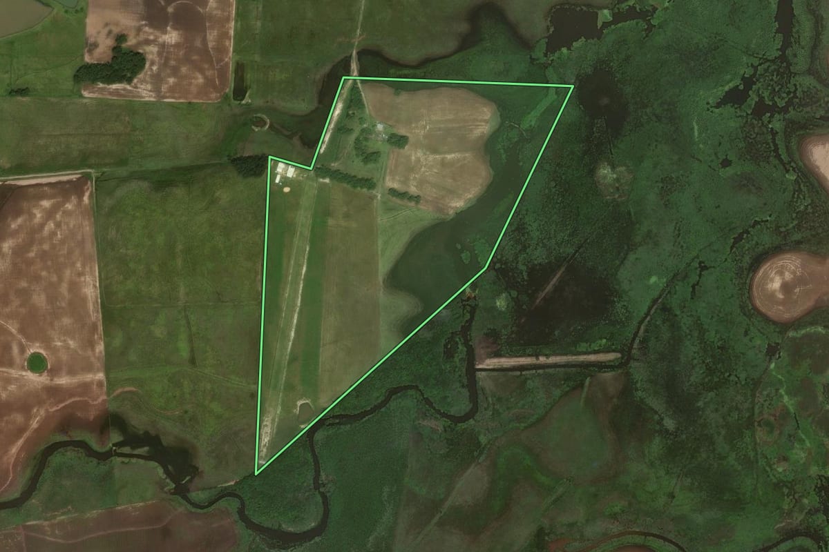 Imagem de satélite do imóvel rural em Dom Pedrito (RS), com o contorno declarado no CAR desenhado por cima.