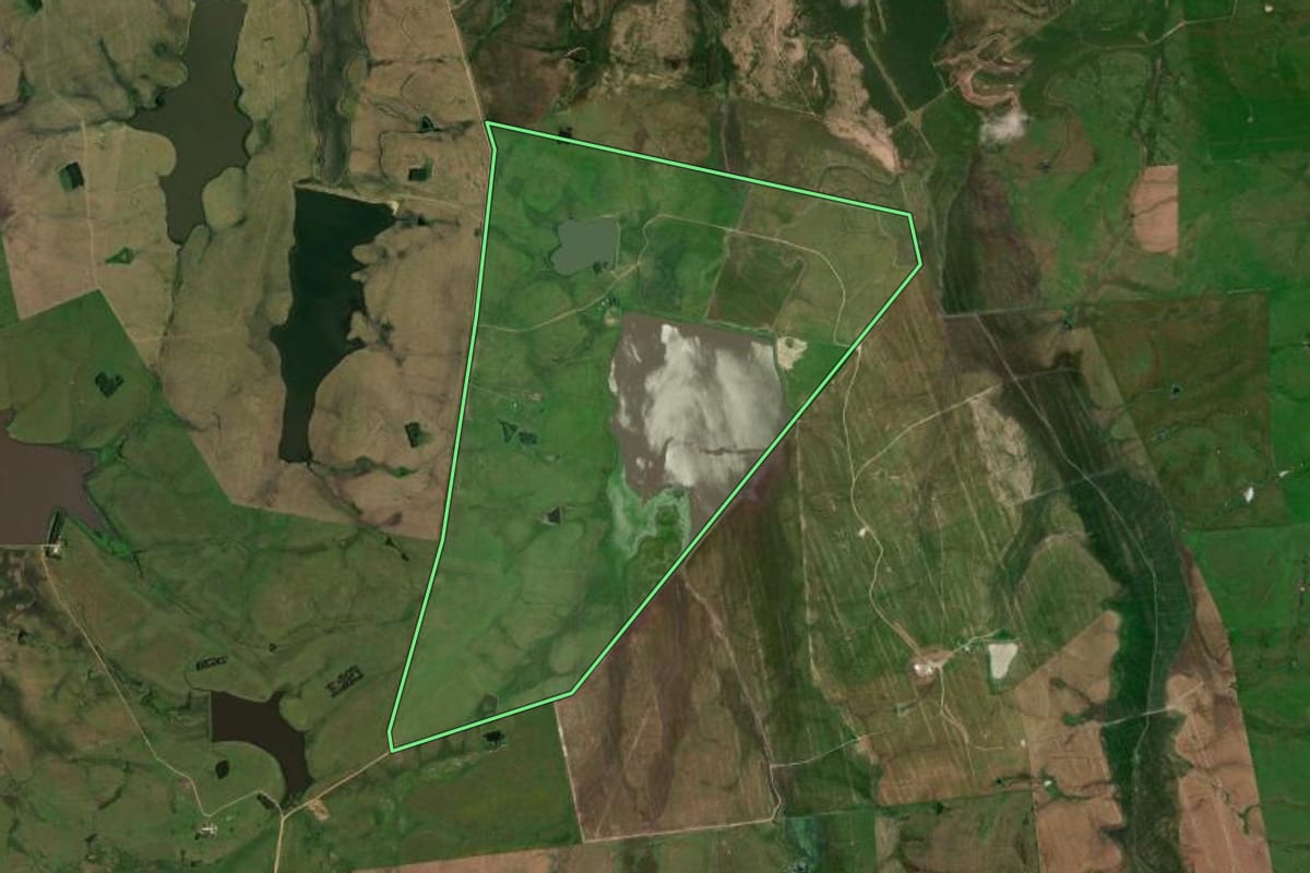 Imagem de satélite do imóvel rural em Dom Pedrito (RS), com o contorno declarado no CAR desenhado por cima.