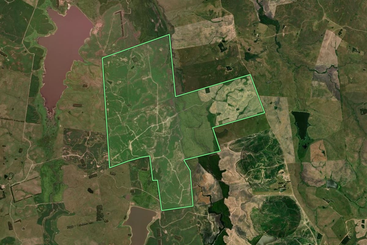 Imagem de satélite do imóvel rural em Dom Pedrito (RS), com o contorno declarado no CAR desenhado por cima.