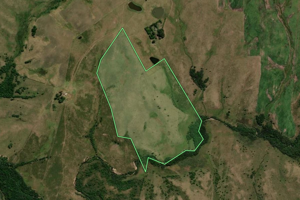 Imagem de satélite do imóvel rural em Dom Pedrito (RS), com o contorno declarado no CAR desenhado por cima.