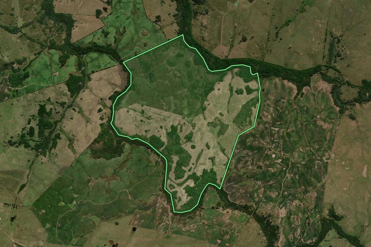 Imagem de satélite do imóvel rural em Dom Pedrito (RS), com o contorno declarado no CAR desenhado por cima.