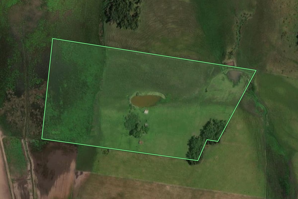 Imagem de satélite do imóvel rural em Dom Pedrito (RS), com o contorno declarado no CAR desenhado por cima.