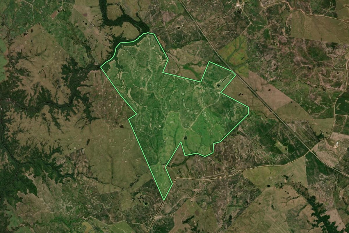 Imagem de satélite do imóvel rural em Dom Pedrito (RS), com o contorno declarado no CAR desenhado por cima.