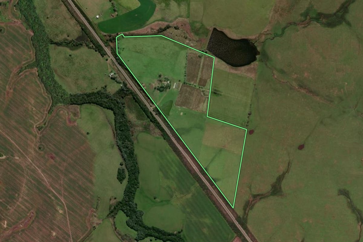 Imagem de satélite do imóvel rural em Dom Pedrito (RS), com o contorno declarado no CAR desenhado por cima.