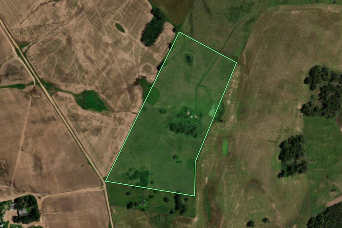 Imagem de satélite do imóvel rural em Dom Pedrito (RS), com o contorno declarado no CAR desenhado por cima.