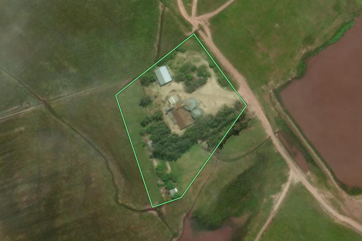 Imagem de satélite do imóvel rural em Dom Pedrito (RS), com o contorno declarado no CAR desenhado por cima.