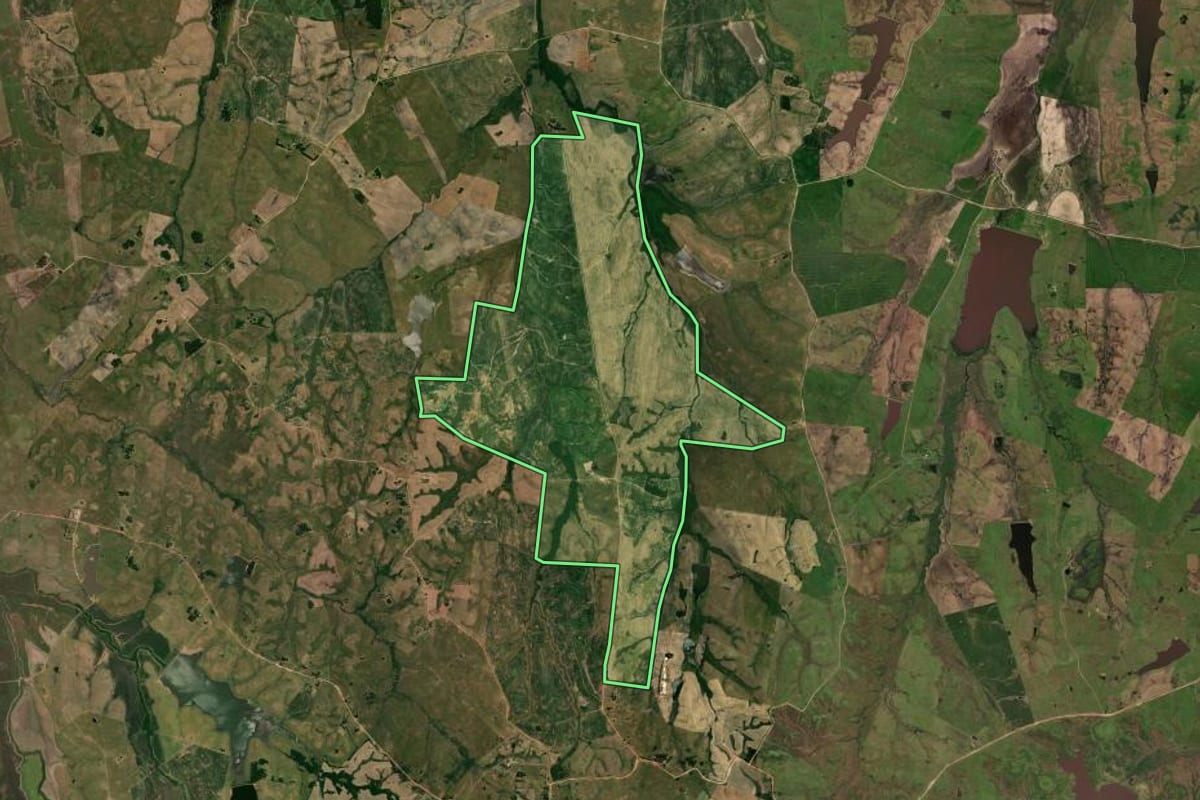 Imagem de satélite do imóvel rural em Dom Pedrito (RS), com o contorno declarado no CAR desenhado por cima.
