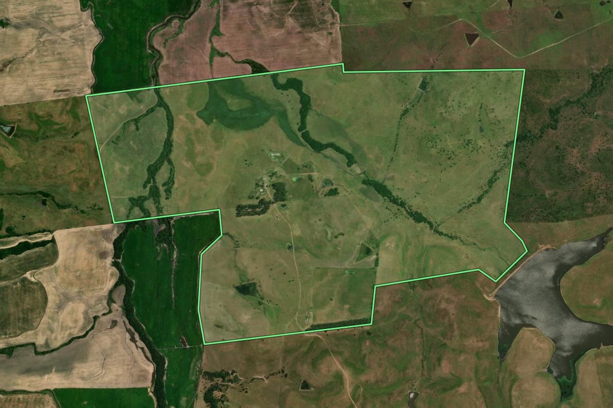 Imagem de satélite do imóvel rural em Dom Pedrito (RS), com o contorno declarado no CAR desenhado por cima.