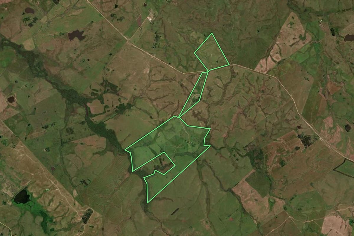 Imagem de satélite do imóvel rural em Dom Pedrito (RS), com o contorno declarado no CAR desenhado por cima.