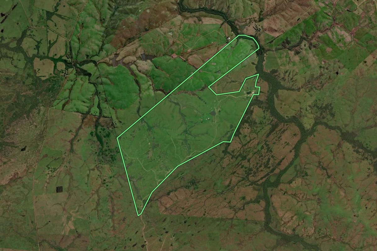 Imagem de satélite do imóvel rural em Dom Pedrito (RS), com o contorno declarado no CAR desenhado por cima.