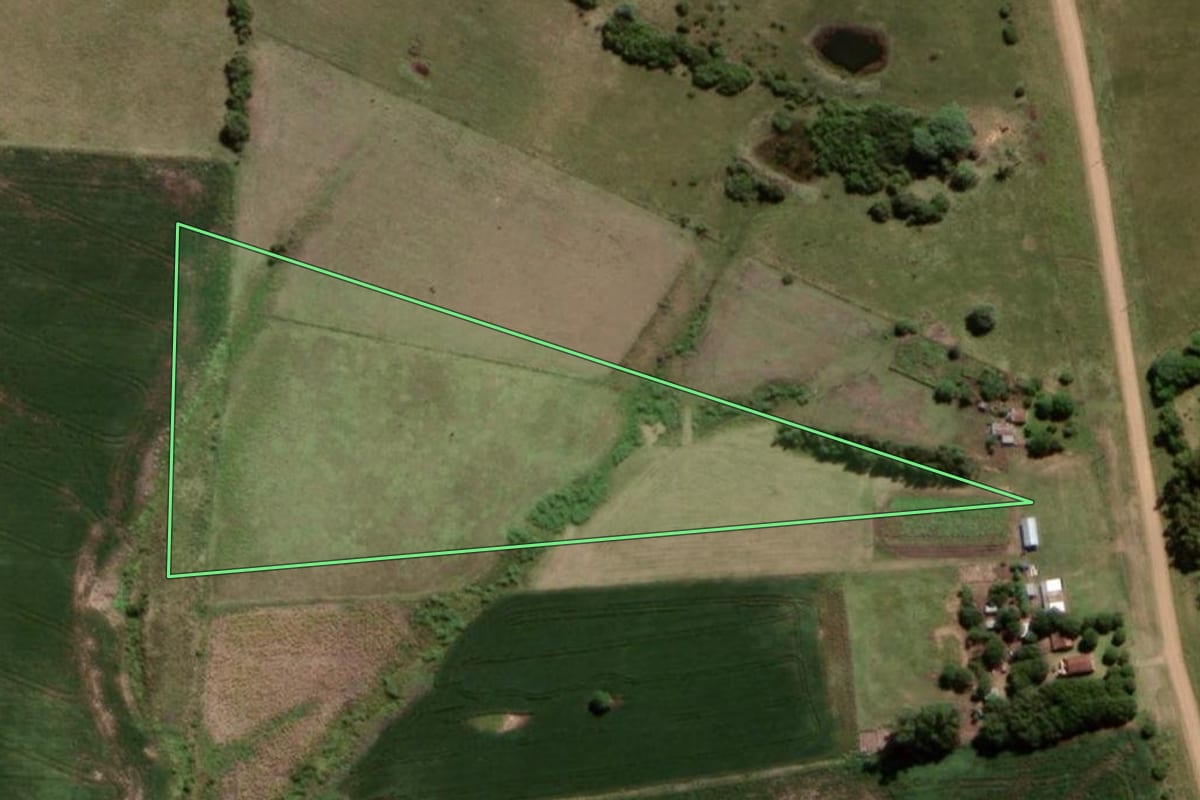 Imagem de satélite do imóvel rural em Dom Pedrito (RS), com o contorno declarado no CAR desenhado por cima.
