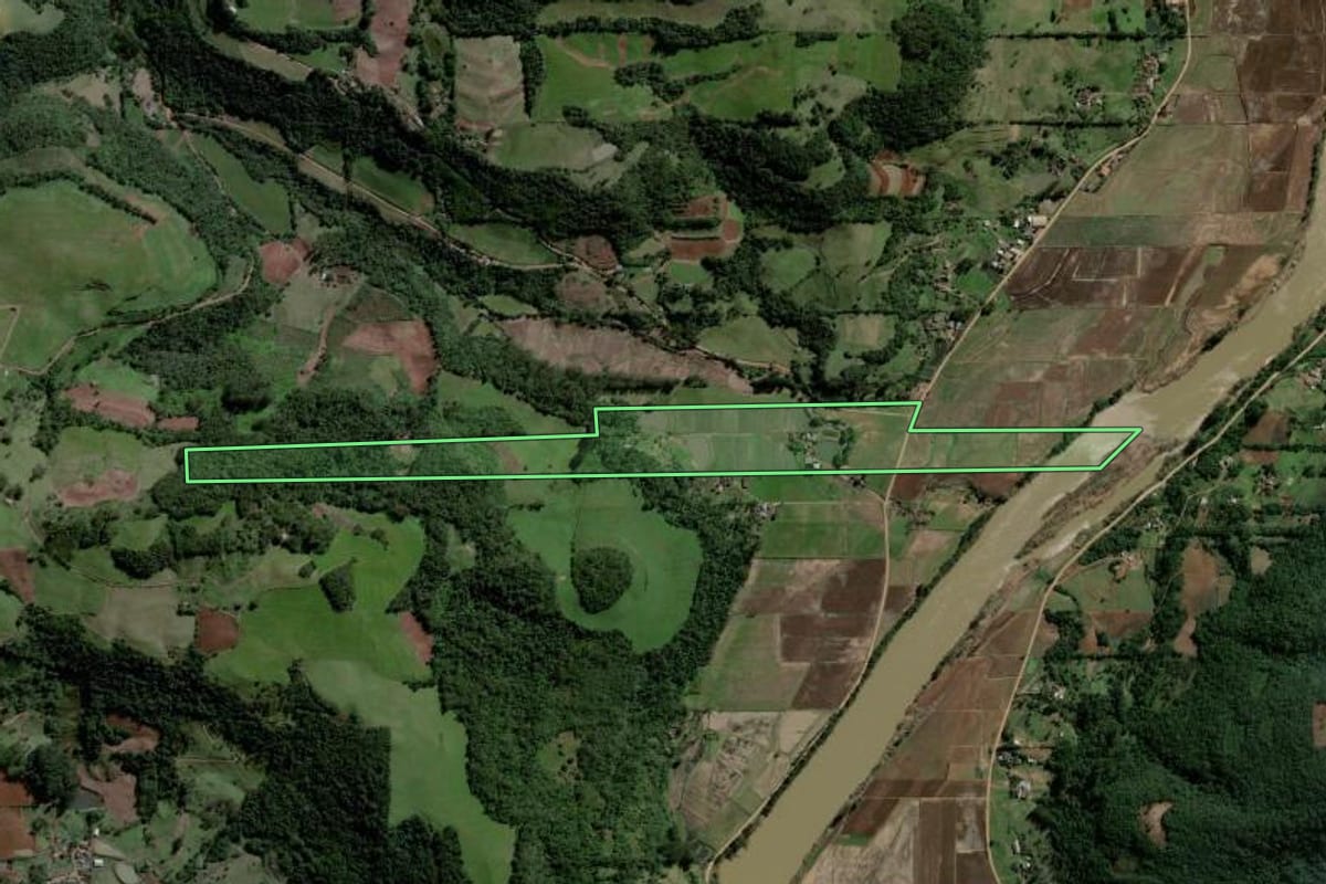 Imagem de satélite do imóvel rural em Dona Francisca (RS), com o contorno declarado no CAR desenhado por cima.