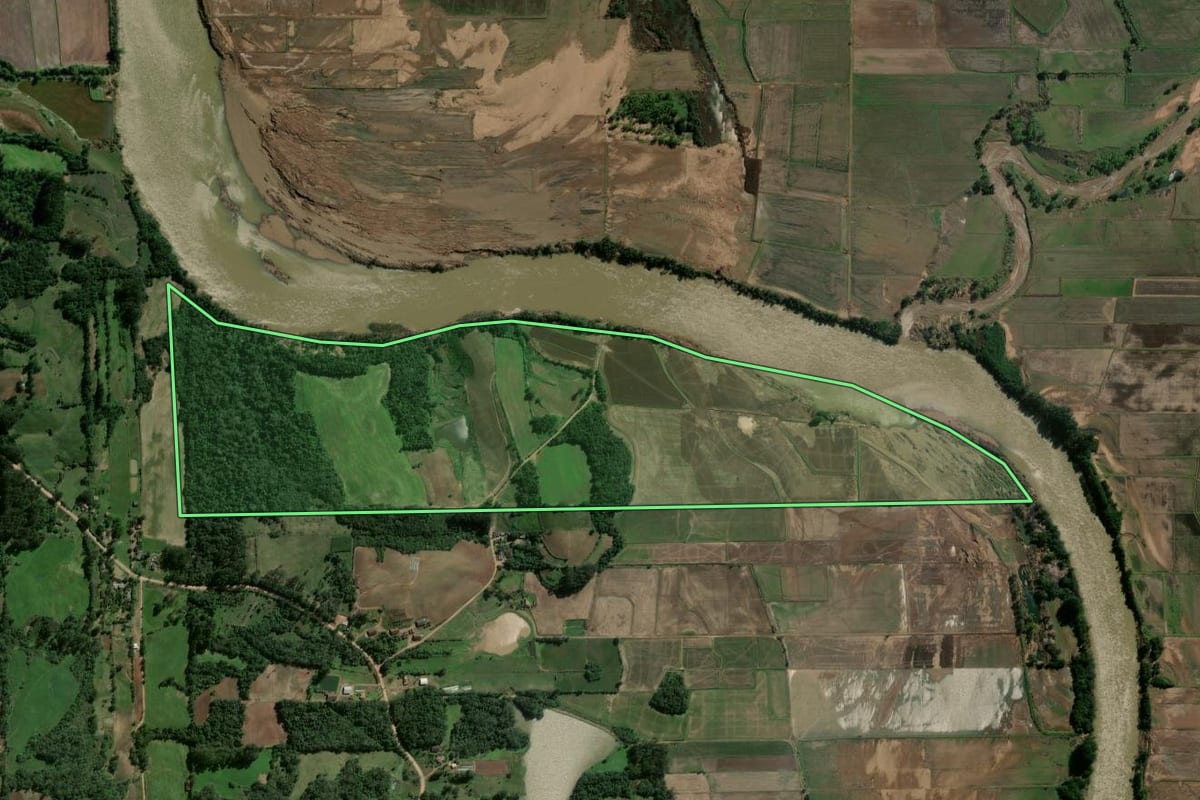 Imagem de satélite do imóvel rural em Dona Francisca (RS), com o contorno declarado no CAR desenhado por cima.