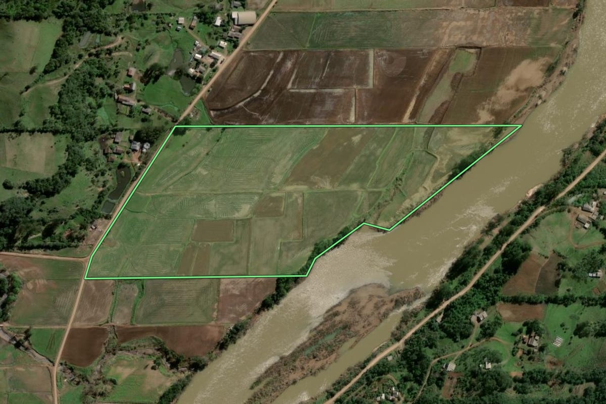 Imagem de satélite do imóvel rural em Dona Francisca (RS), com o contorno declarado no CAR desenhado por cima.