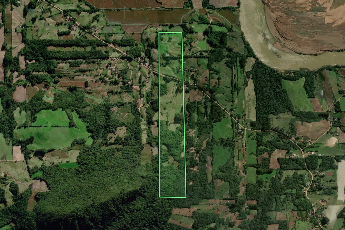 Imagem de satélite do imóvel rural em Dona Francisca (RS), com o contorno declarado no CAR desenhado por cima.
