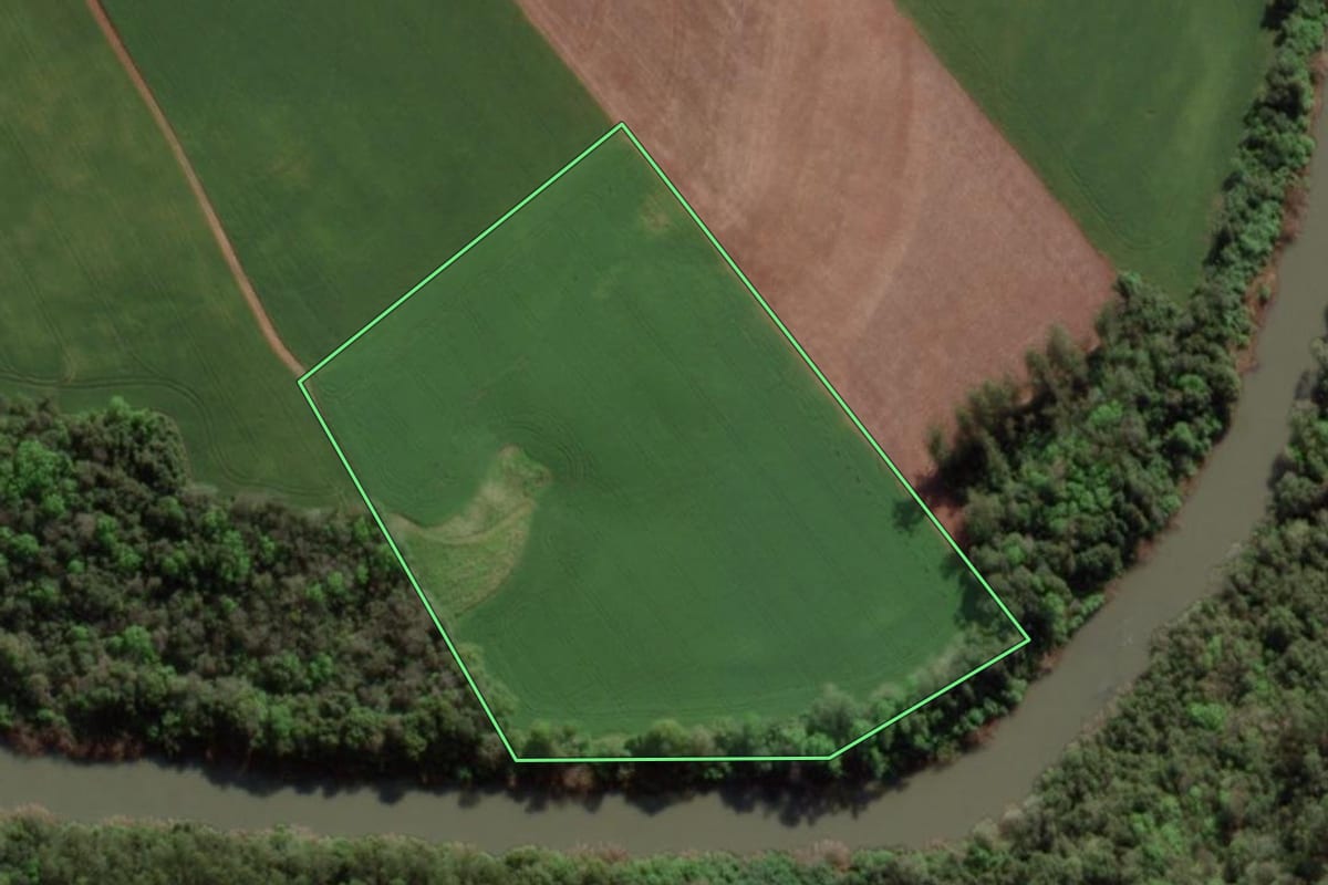 Imagem de satélite do imóvel rural em Doutor Maurício Cardoso (RS), com o contorno declarado no CAR desenhado por cima.