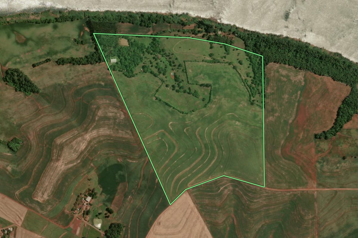 Imagem de satélite do imóvel rural em Doutor Maurício Cardoso (RS), com o contorno declarado no CAR desenhado por cima.