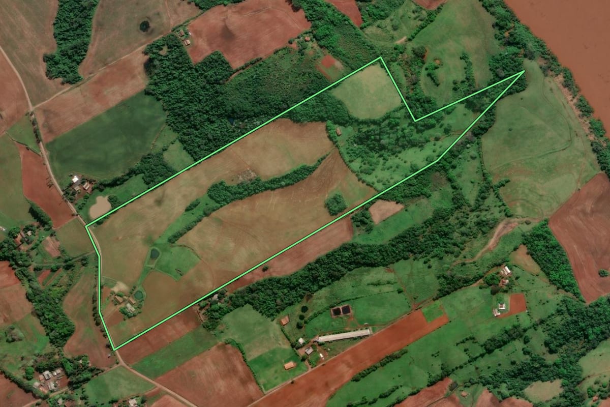 Imagem de satélite do imóvel rural em Doutor Maurício Cardoso (RS), com o contorno declarado no CAR desenhado por cima.