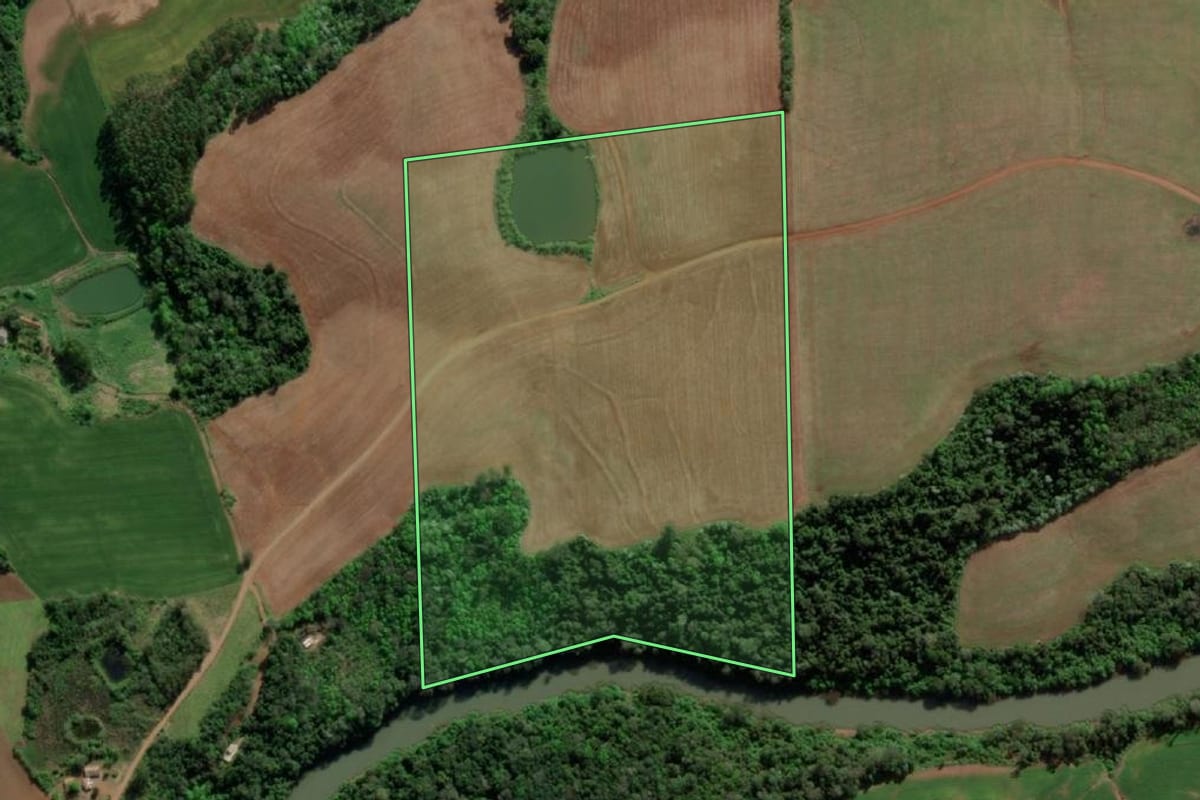 Imagem de satélite do imóvel rural em Doutor Maurício Cardoso (RS), com o contorno declarado no CAR desenhado por cima.