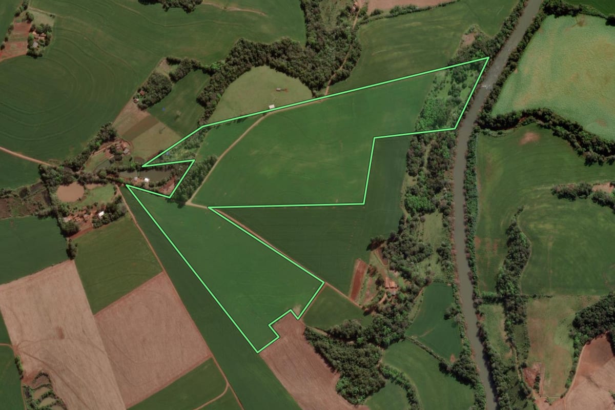 Imagem de satélite do imóvel rural em Doutor Maurício Cardoso (RS), com o contorno declarado no CAR desenhado por cima.