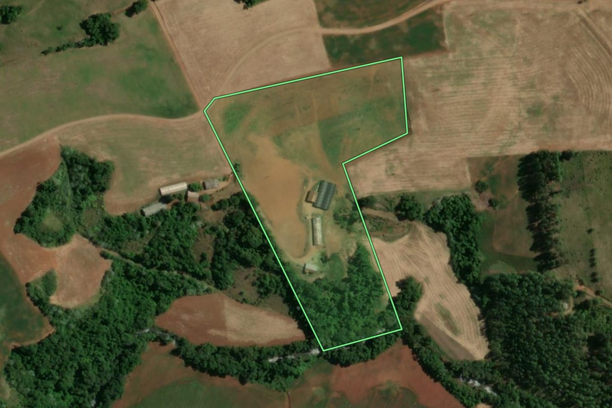 Imagem de satélite do imóvel rural em Doutor Maurício Cardoso (RS), com o contorno declarado no CAR desenhado por cima.