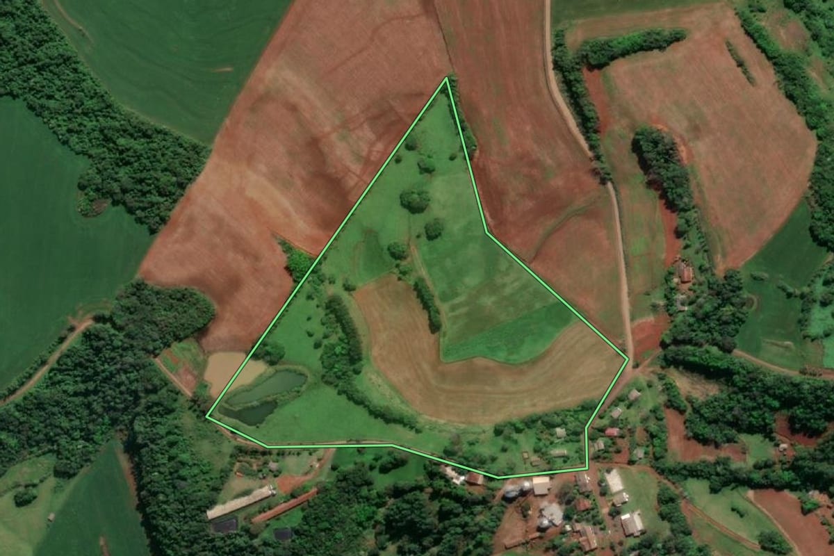 Imagem de satélite do imóvel rural em Doutor Maurício Cardoso (RS), com o contorno declarado no CAR desenhado por cima.