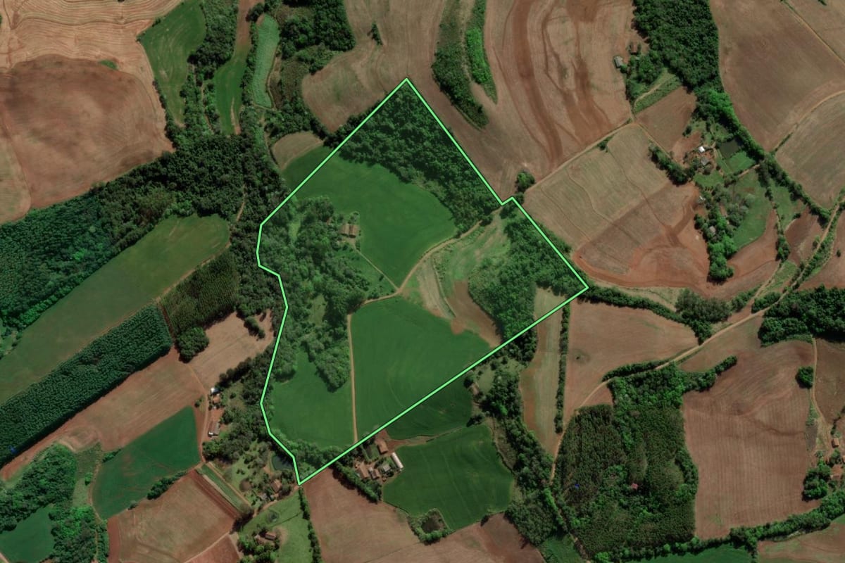 Imagem de satélite do imóvel rural em Doutor Maurício Cardoso (RS), com o contorno declarado no CAR desenhado por cima.