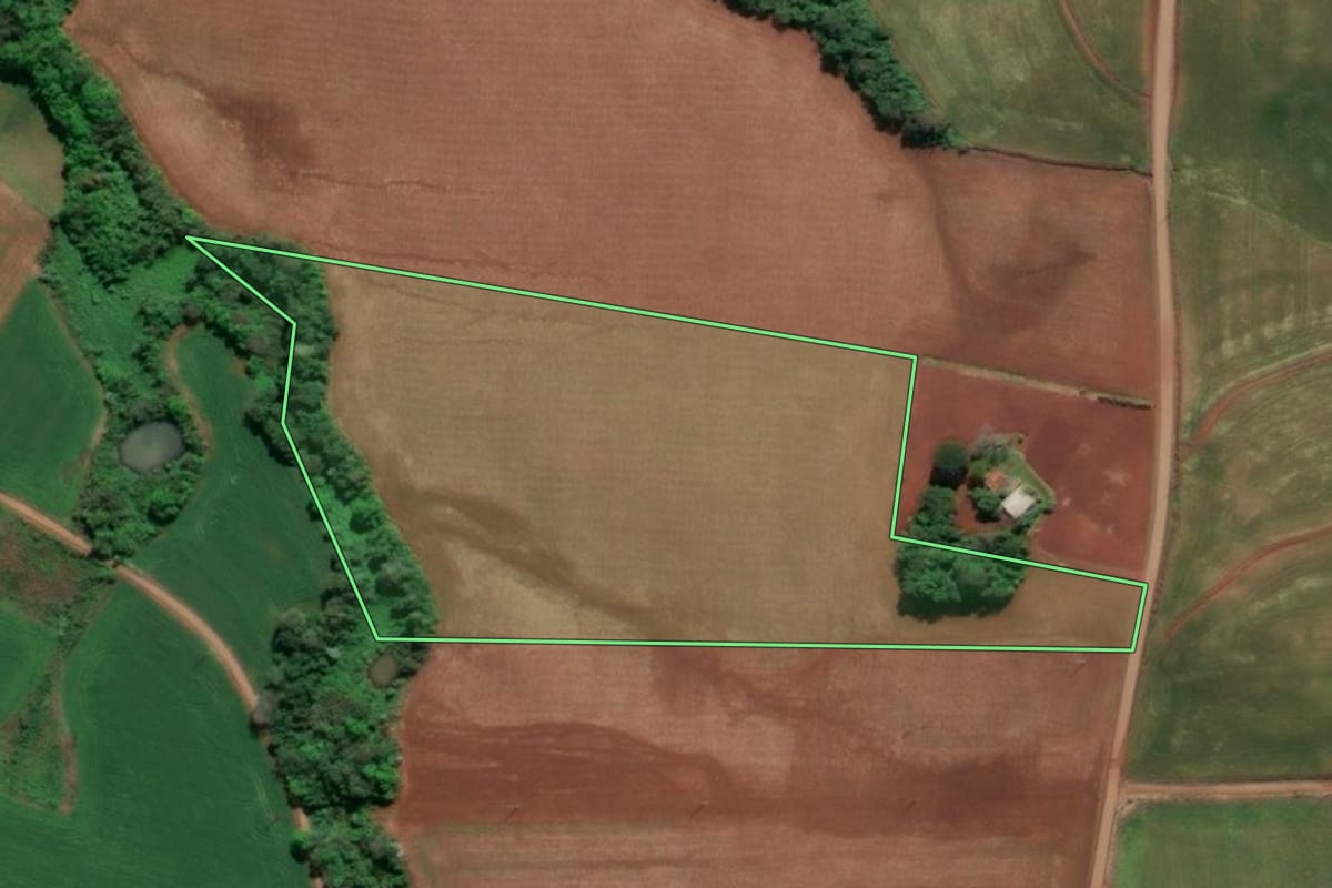 Imagem de satélite do imóvel rural em Doutor Maurício Cardoso (RS), com o contorno declarado no CAR desenhado por cima.