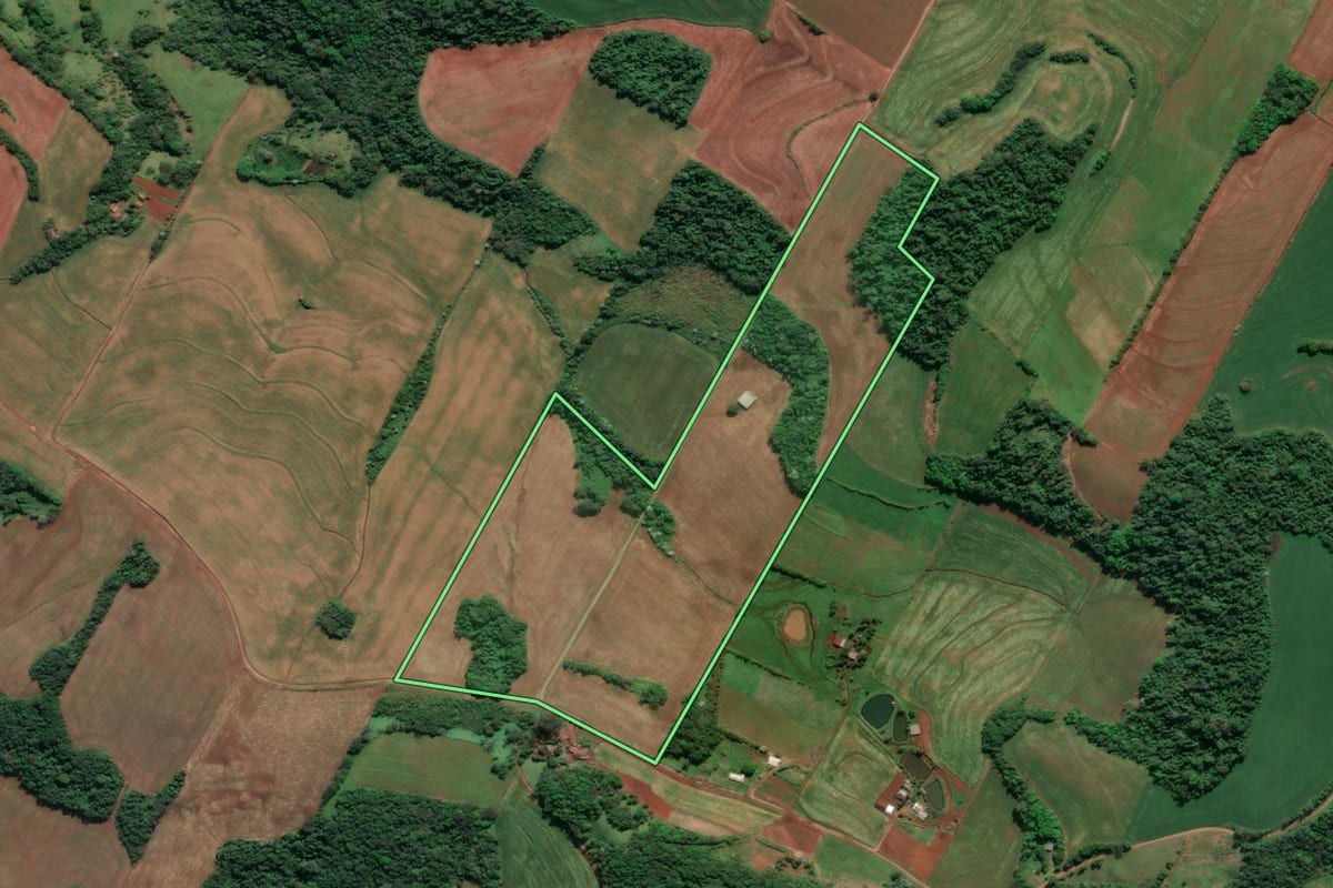 Imagem de satélite do imóvel rural em Doutor Maurício Cardoso (RS), com o contorno declarado no CAR desenhado por cima.