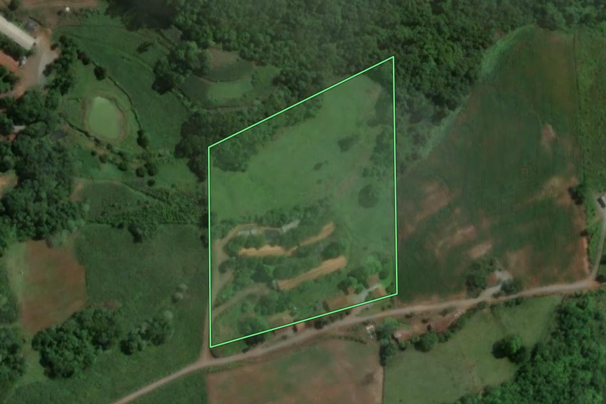 Imagem de satélite do imóvel rural em Doutor Ricardo (RS), com o contorno declarado no CAR desenhado por cima.